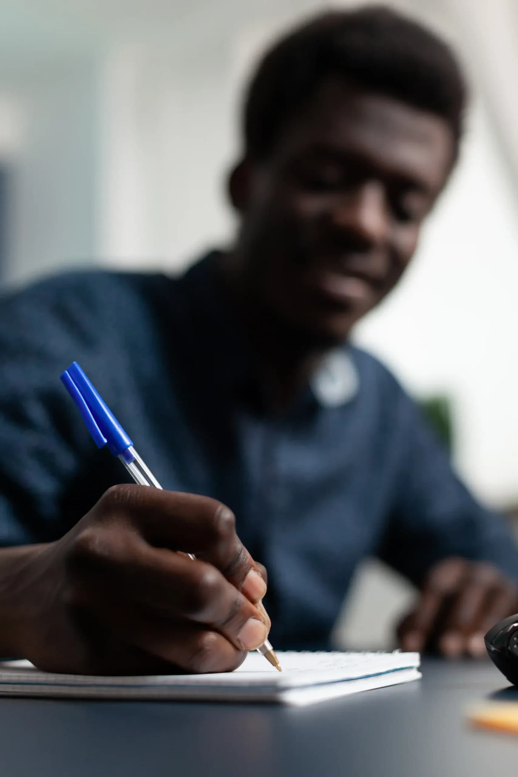 photo de postes d’examen informatique alignés dans un centre de test professionnel",